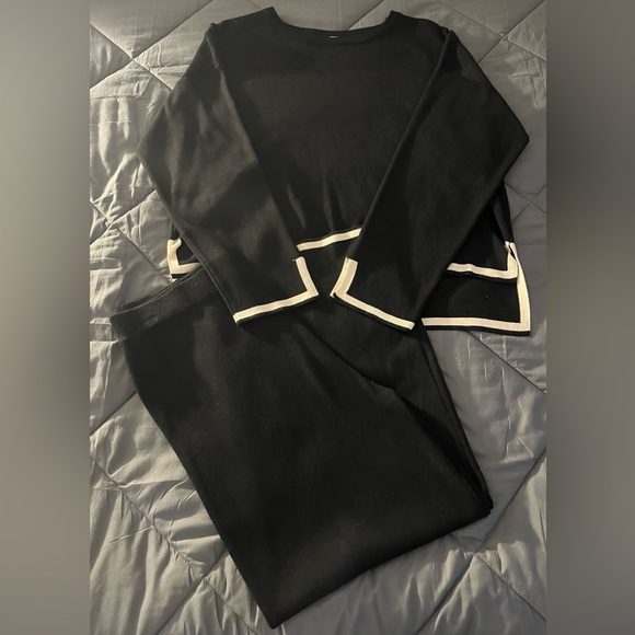 LIKE NEW Women's 2-Piece long sleeve knit pant set. Black w/Cream Trim. Size: L - Picture 2 of 11